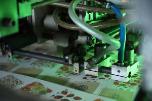 نمایی از کارخانه پارس پک هنگام تولید استروک لیوان کاغذی با دستگاه‌های تمام اتوماتیک